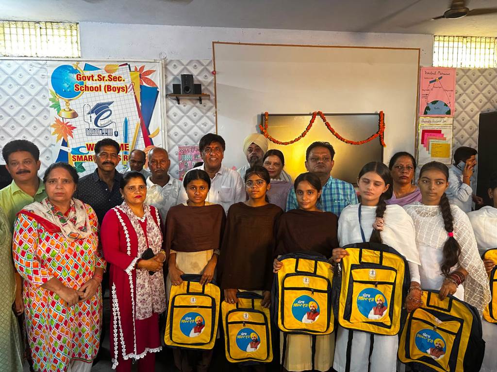 विधायक ज़िम्पा ने सरकारी स्कूल घंटाघर में विद्यार्थियों को किए स्कूल बैग वितरित
